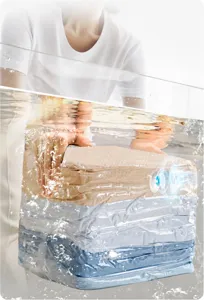 Detail eines wasserdichten Vakuumbeutels im Wasser zur Demonstration der Dichtigkeit