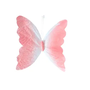 Primer plano de mariposa decorativa rosa degradado con delicada textura de papel