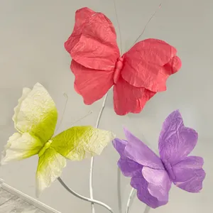 Vue détaillée de trois papillons en papier faits à la main pour décor de vitrine