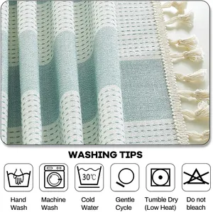 Vue détaillée des instructions de lavage pour nappe rayée en coton et lin à pompons