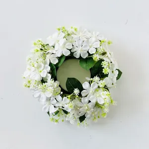 Vista dettagliata della ghirlanda di fiori bianchi artificiali per la decorazione