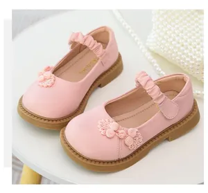Gros plan de chaussures de princesse roses pour filles avec nœud chinois.
