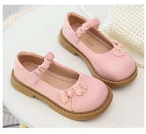 Gros plan de chaussures princesse roses pour filles avec fleur et bride à volants