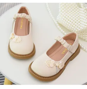 Élégantes babies blanc cassé pour filles avec boutons style chinois et semelles souples
