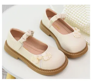 Vue détaillée des chaussures Mary Jane crème pour filles avec nœuds chinois