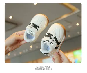 Detaillierte Nahaufnahme von weißen Lauflernschuhen für Babys mit weicher Sohle und Klettverschluss.