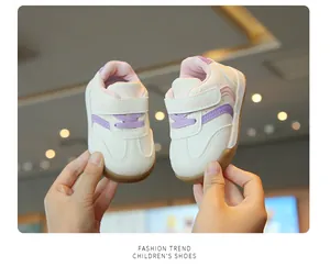 Detailansicht atmungsaktiver weiß-violetter Lauflernschuhe mit weicher Sohle für Babys