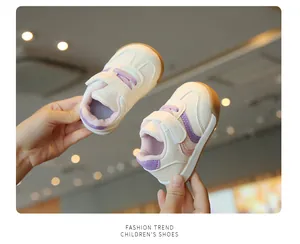 Bequeme weiß-lilafarbene Lauflernschuhe mit weichen Sohlen für Babys erstes Laufen