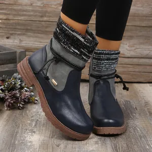 Bottes Martin pour femmes avec poignets en tricot et lacets décoratifs sur bois.