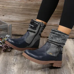 Détail des bottines en cuir bleu marine et gris avec col en tricot et fermeture éclair