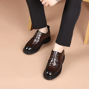 Eleganti scarpe derby da uomo in pelle marrone scuro con suola spessa per stile business