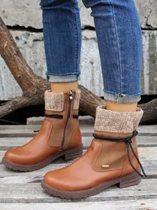 Vue détaillée de bottines en cuir marron avec col en tricot et fermeture éclair latérale