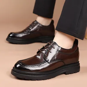 Scarpe da uomo in pelle marrone, stringate business casual con suola spessa resistente.