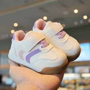 Zachte zool sneakers voor baby meisjes en jongens in wit en paars