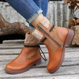 Vue détaillée de bottines marron élégantes avec col en tricot et fermeture éclair