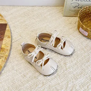 Elegante cremefarbene Mädchen Mary Jane Lederschuhe mit Doppelschleifen und Tabi-Design.
