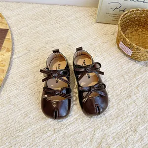 Elegante dunkelbraune Mädchen Mary Janes mit Tabi-Zehen-Design und doppelten Schleifen.