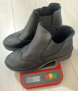 Stilvolle schwarze Chelsea-Boots für Damen mit Budapester Muster, wiegt 590g auf einer Waage