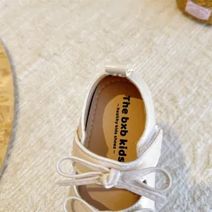 Detailansicht der Schleife und der weichen Innensohle dieser cremefarbenen Prinzessinnenschuhe