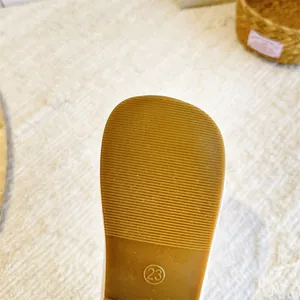 Nahaufnahme der rutschfesten Gummisohle von Mädchen-Prinzessin-Schuhen mit Größe 23