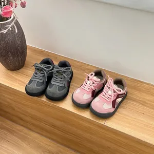 Vue détaillée de baskets d'automne respirantes pour bébés avec semelles souples d'apprentissage