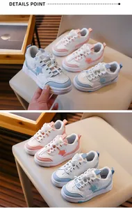 Vue détaillée de baskets pastel pour filles avec patchs en étoile sur un tabouret.
