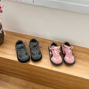 Vue détaillée de chaussures de marche respirantes pour bébé en rose et gris