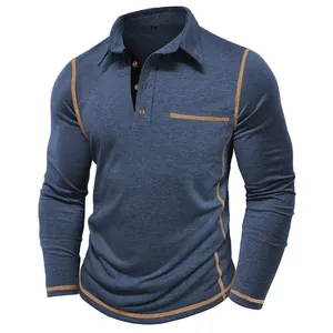 Detailweergave van blauwe polo met lange mouwen voor heren met contrasterende stiksels