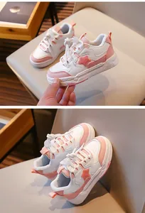 Vue détaillée de baskets rose et blanc pour filles avec étoiles et autobloqueur