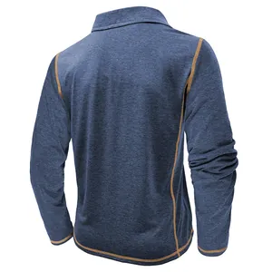 Gedetailleerd achteraanzicht van blauw poloshirt voor heren met oranje contraststiksels