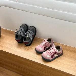 Détail de baskets respirantes pour tout-petits en daim et mesh rose et gris pour la marche