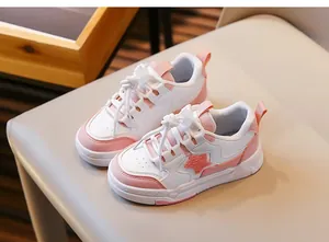 Vue détaillée des baskets roses et blanches pour filles avec motif en étoile