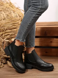 Elegante schwarze Chelsea-Boots für Damen mit Brogue-Details und stabilem Blockabsatz.