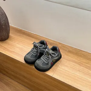 Vue détaillée de baskets respirantes en maille grise pour tout-petits avec semelles souples