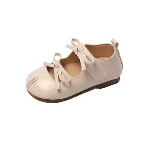 Creme-farbene Mädchen Leder-Schuhe mit Tabi-Schnitt und Doppelschleife, Weichsohle