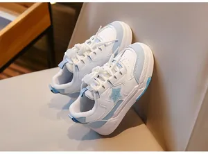 Détail de baskets élégantes pour filles en blanc et bleu avec une étoile brillante