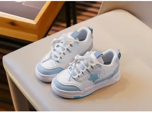 Gros plan détaillé de baskets blanches et bleues pour filles avec un motif d'étoile