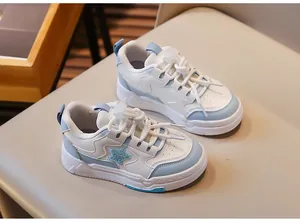 Vue détaillée de ces élégantes baskets blanches et bleues pour filles à motif d'étoile