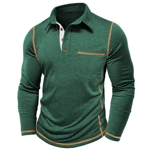 Detail van een groen poloshirt met lange mouwen voor heren met contraststiksel en zak