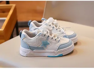 Détail de baskets pour filles blanc et bleu avec étoile pailletée et lacets à arrêt