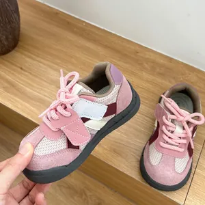 Vue détaillée de baskets respirantes rose et blanc pour bébé avec semelles souples
