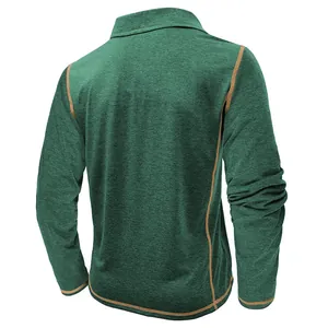 Achteraanzicht van een groen poloshirt met lange mouwen en oranje contraststiksels