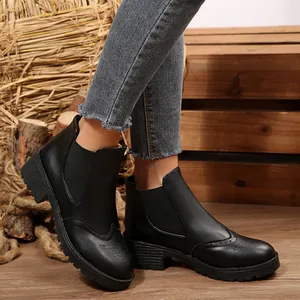 Stilvolle schwarze Chelsea-Boots mit Blockabsatz und eleganter Flügelkappe-Brogue-Verzierung