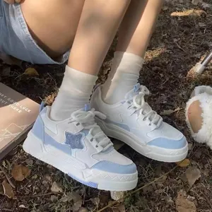 Baskets fille bleu clair et blanc avec détail étoile en peluche, style extérieur
