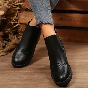 Elegante schwarze Damen Chelsea Boots mit Blockabsatz und Brogue-Flügelkappen-Detail