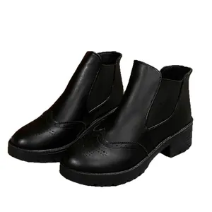 Schwarze Chelsea-Boots mit Blockabsatz, Brogue-Details und elastischen Einsätzen.