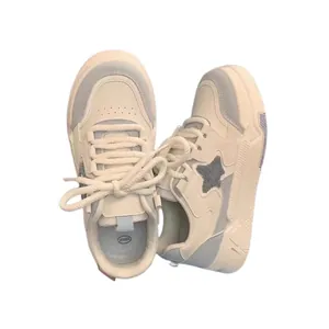 Baskets décontractées pour filles en beige avec un écusson étoile gris et des lacets crème