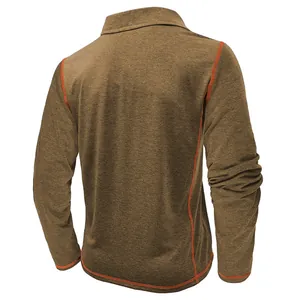 Gedetailleerd achteraanzicht van bruin herenpoloshirt met lange mouwen en oranje stiksels