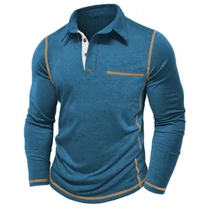 Detail van blauw heren poloshirt met lange mouwen, contraststiksels en borstzak.