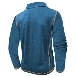 Gedetailleerd achteraanzicht met contrasterende bruine stiksels en gemêleerde blauwe jersey stof